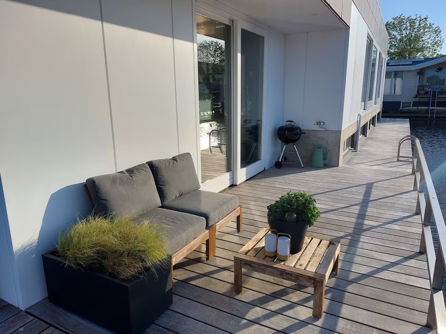 Dek met BBQ en zithoek